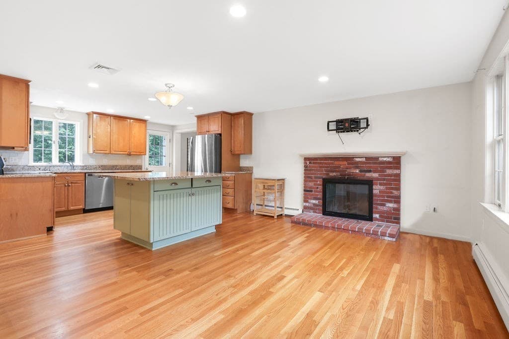 4 Ivy Circle 4, Norwood, Massachusetts - Photo 2