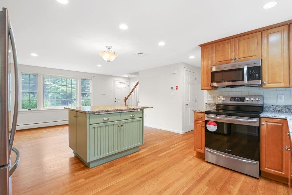 4 Ivy Circle 4, Norwood, Massachusetts - Photo 6