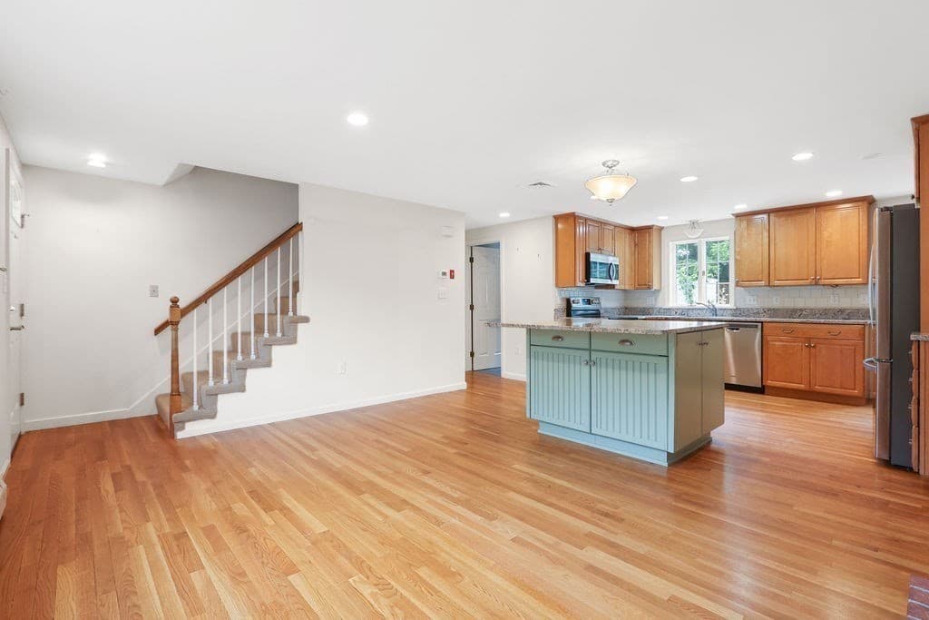 4 Ivy Circle 4, Norwood, Massachusetts - Photo 3