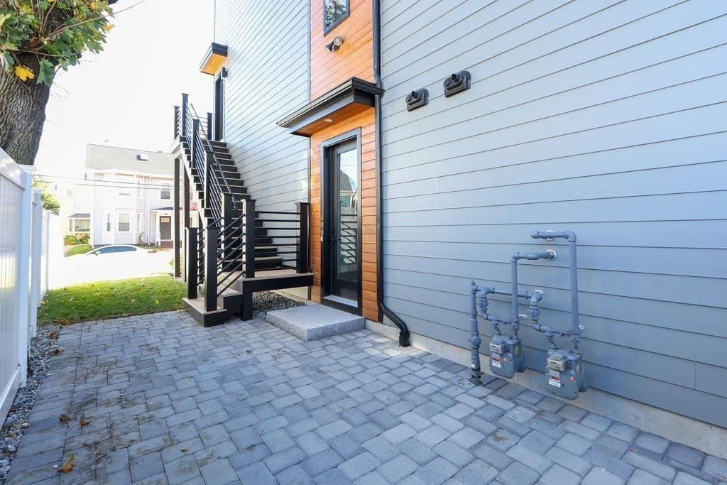 25 Hall St 1, Waltham, Massachusetts 02453 - Photo 4