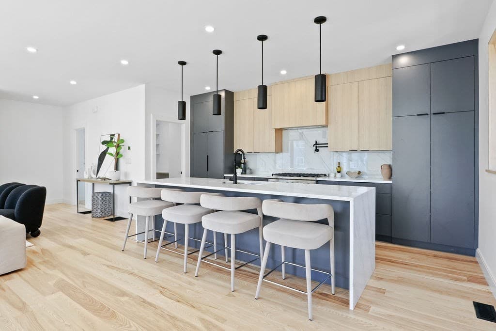 31 Hall St 1, Waltham, Massachusetts 02453 - Photo 2