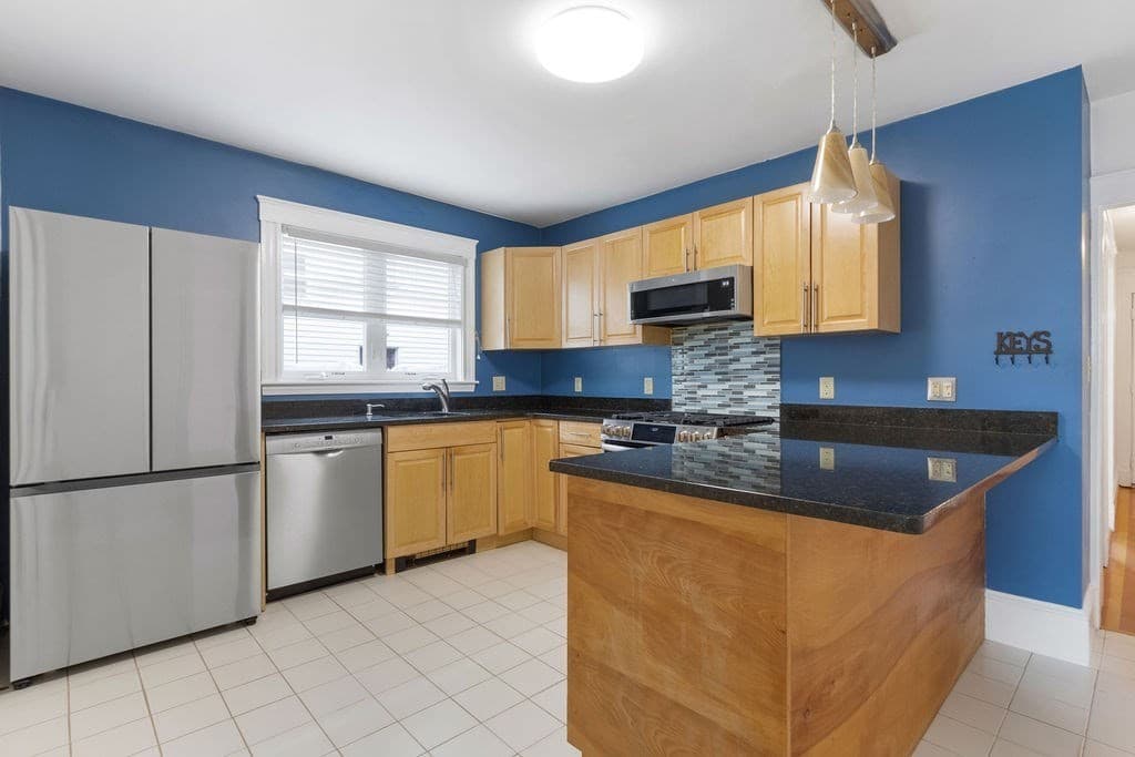 86 Walnut St 86, Belmont, Massachusetts - Photo 6