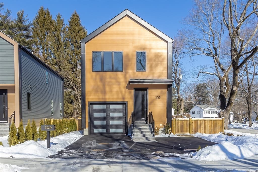 109 Albemarle Rd, Waltham, Massachusetts 02452 - Photo 2
