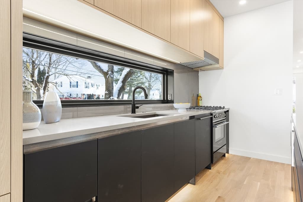 109 Albemarle Rd, Waltham, Massachusetts 02452 - Photo 6