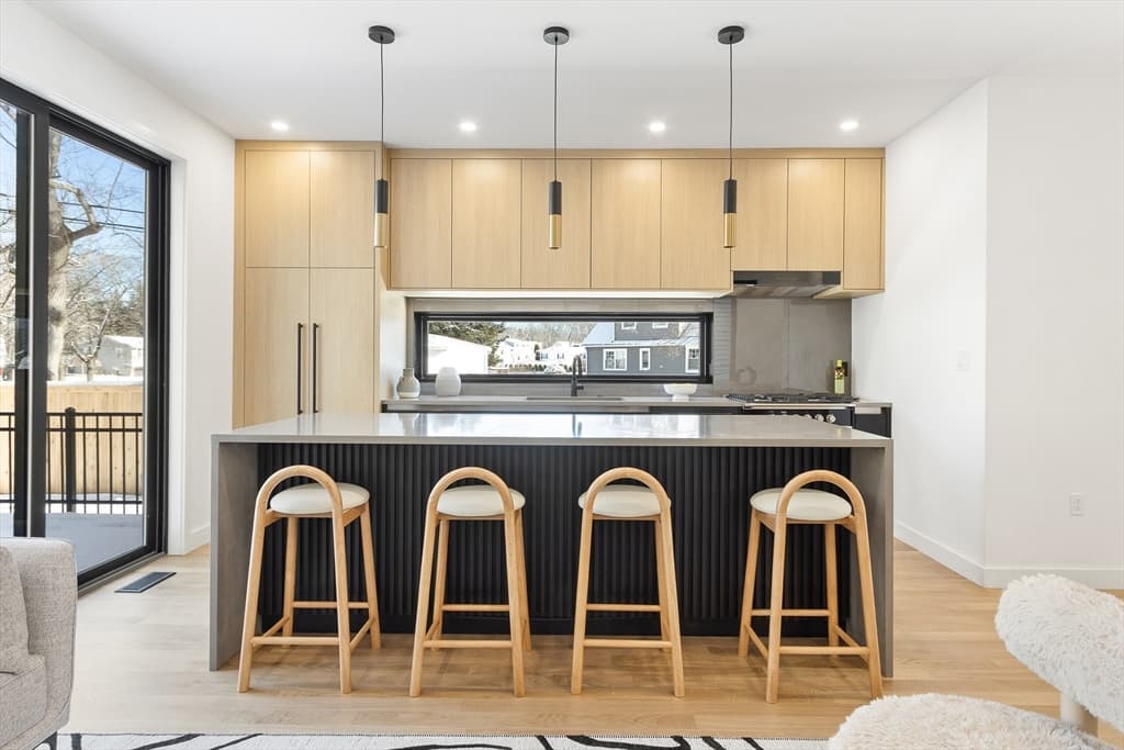 109 Albemarle Rd, Waltham, Massachusetts 02452 - Photo 3