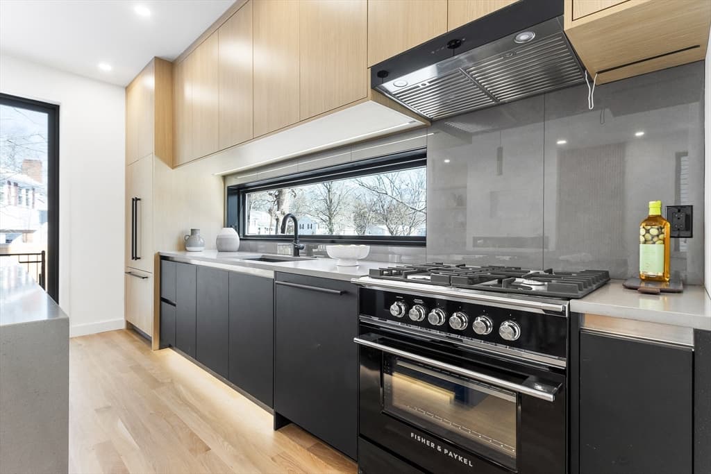 109 Albemarle Rd, Waltham, Massachusetts 02452 - Photo 5