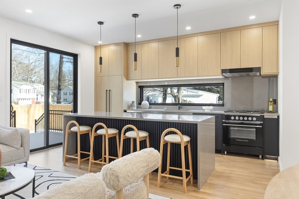 109 Albemarle Rd, Waltham, Massachusetts 02452 - Photo 4