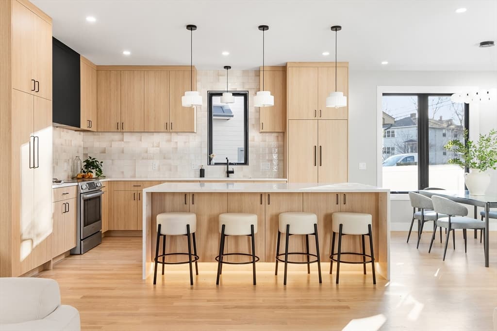 348 Linwood Ave 1, Newton, Massachusetts 02460 - Photo 2