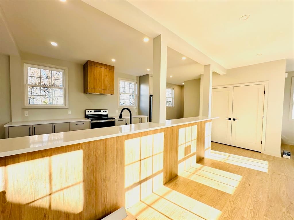 246 Ash Street, Waltham, Massachusetts - Photo 2