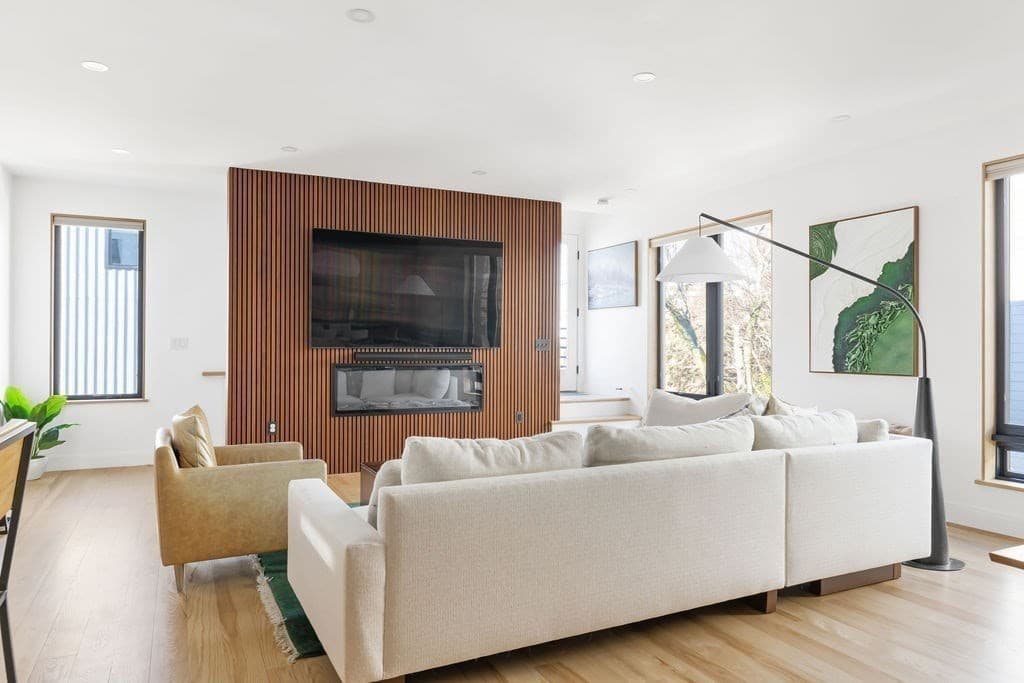 31 Hall St 2, Waltham, Massachusetts 02453 - Photo 2