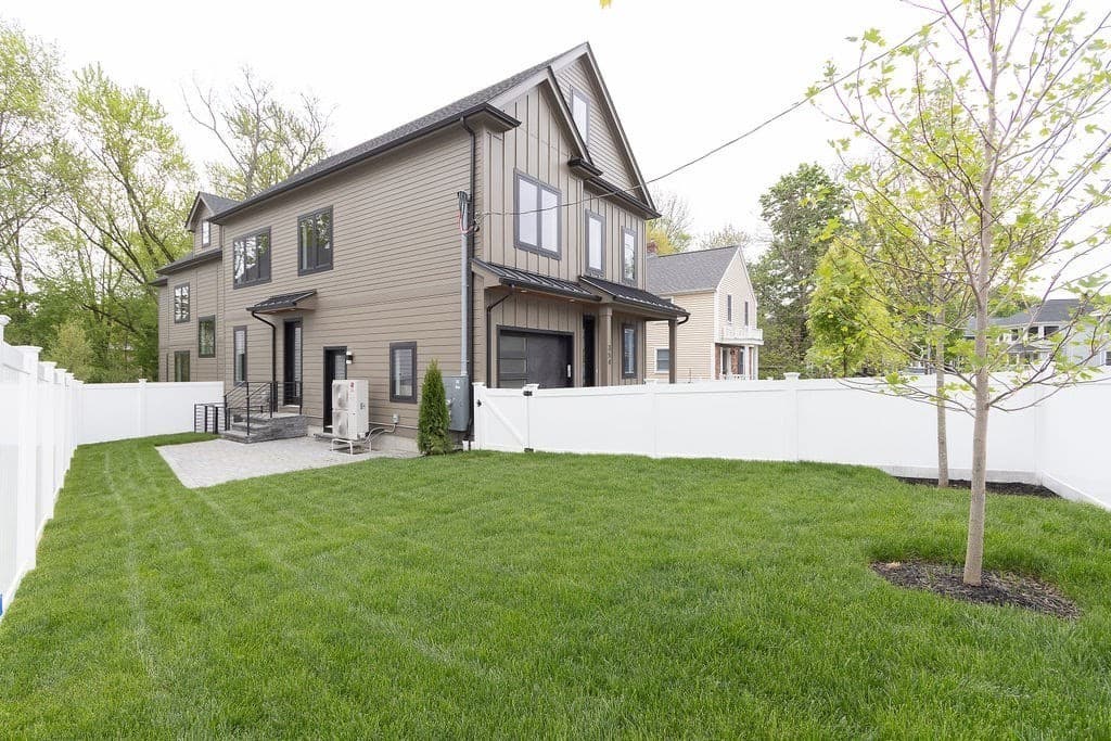 356 Linwood Ave 1, Newton, Massachusetts - Photo 2