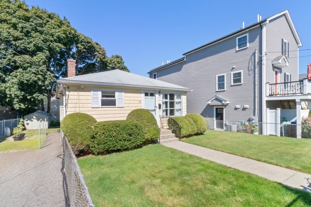 20 Gale St, Waltham, Massachusetts — 3 bed, 2 bath Residential - Photo 2
