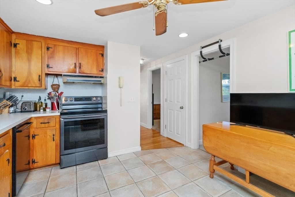 20 Gale St, Waltham, Massachusetts — 3 bed, 2 bath Residential - Photo 6