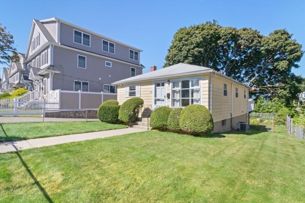 20 Gale St, Waltham, Massachusetts — 3 bed, 2 bath Residential - Photo 3