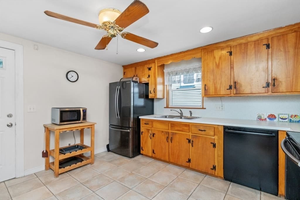 20 Gale St, Waltham, Massachusetts — 3 bed, 2 bath Residential - Photo 5