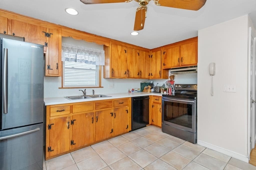 20 Gale St, Waltham, Massachusetts — 3 bed, 2 bath Residential - Photo 4