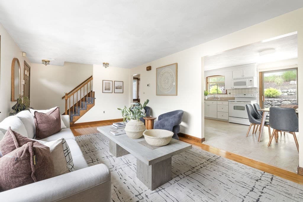 58 Albemarle Rd, Waltham, Massachusetts — 3 bed, 2 bath Residential - Photo 5