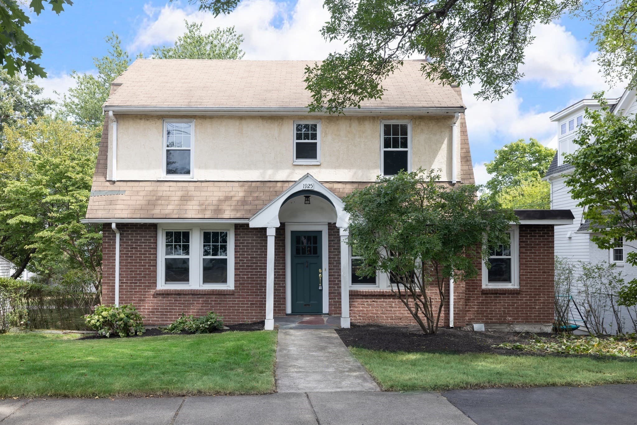 1925 Commonwealth Ave, Newton, Massachusetts — 3 bed, 1 bath Residential - Photo 2