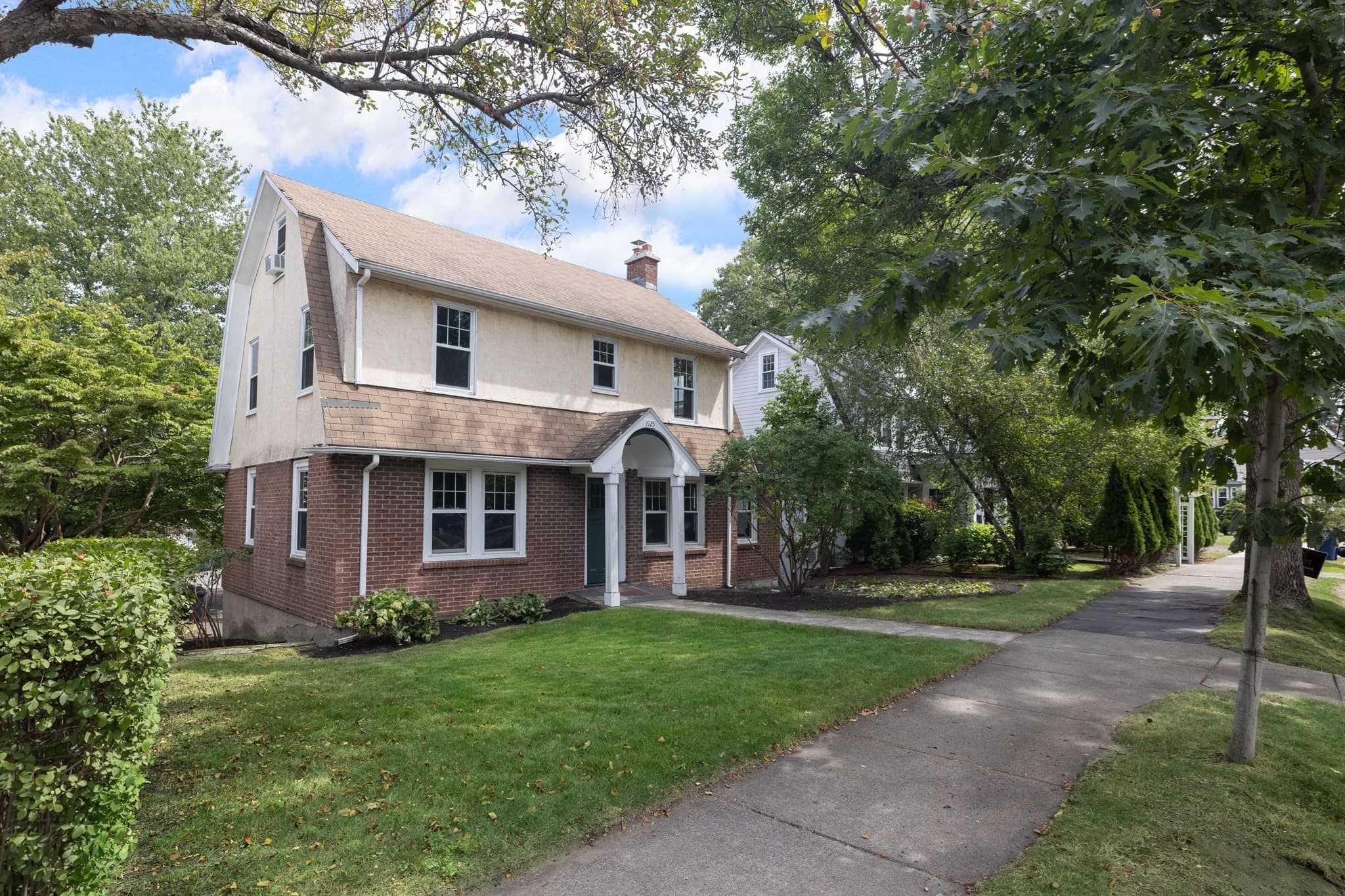 1925 Commonwealth Ave, Newton, Massachusetts — 3 bed, 1 bath Residential - Photo 1