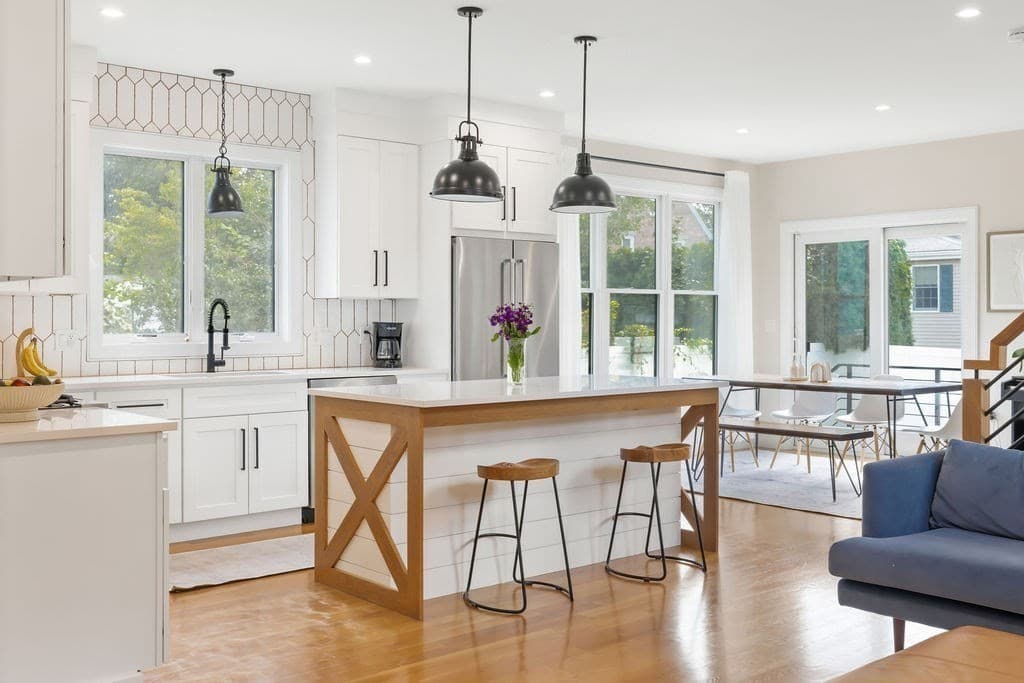 167 Chapel St 167, Newton, Massachusetts 02458 — 5 bed, 5 bath Residential - Photo 2