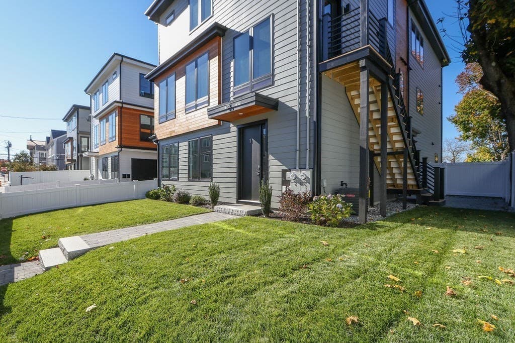 25 Hall St 1, Waltham, Massachusetts 02453